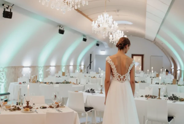 Braut im weißen Kleid im festlich gedeckten Gewölbekeller