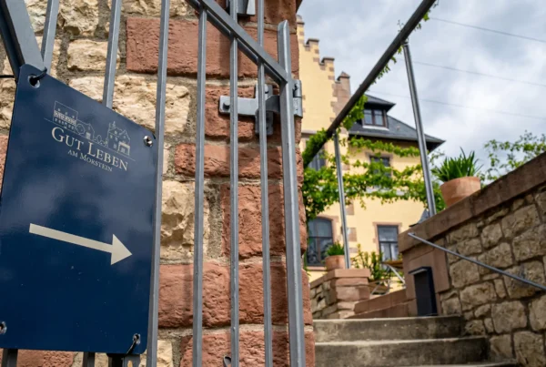 Hinweisschild in der Gasse zum Gut Leben am Morstein in Westhofen