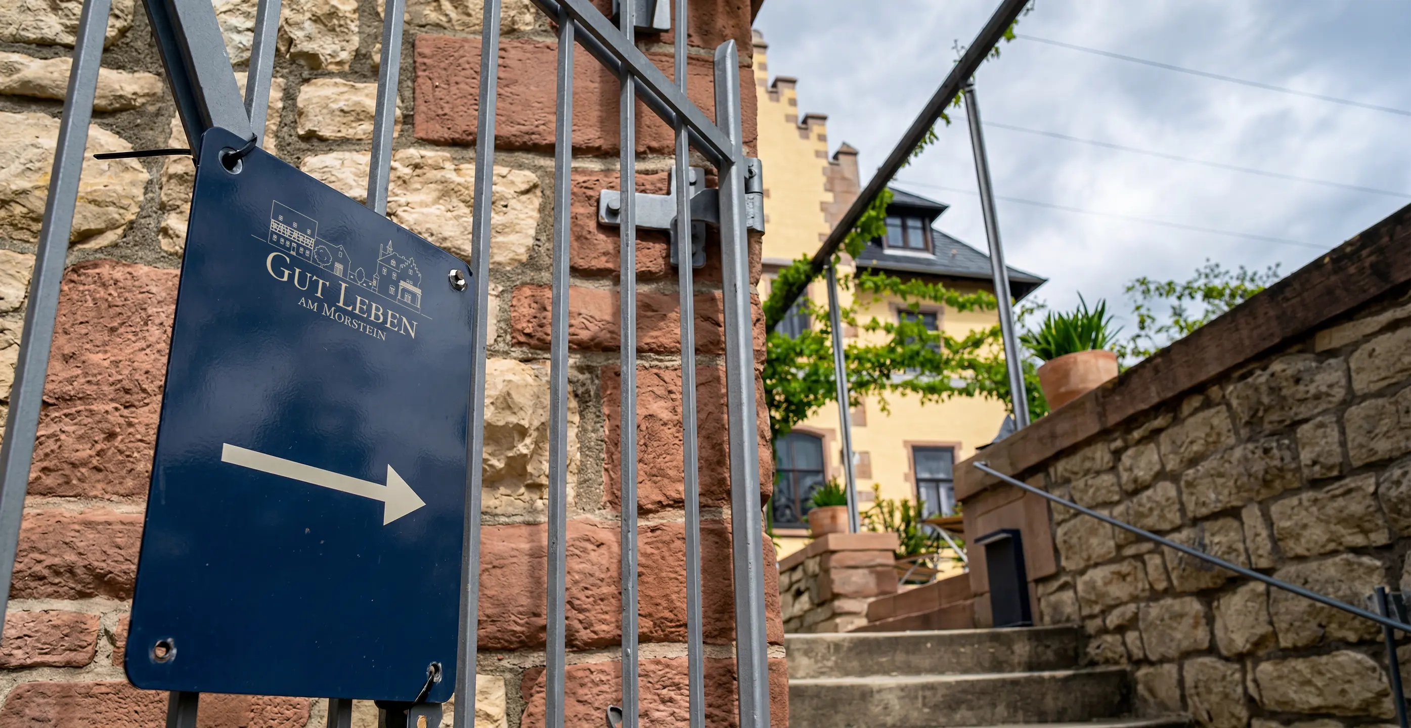 Hinweisschild in der Gasse zum Gut Leben am Morstein in Westhofen