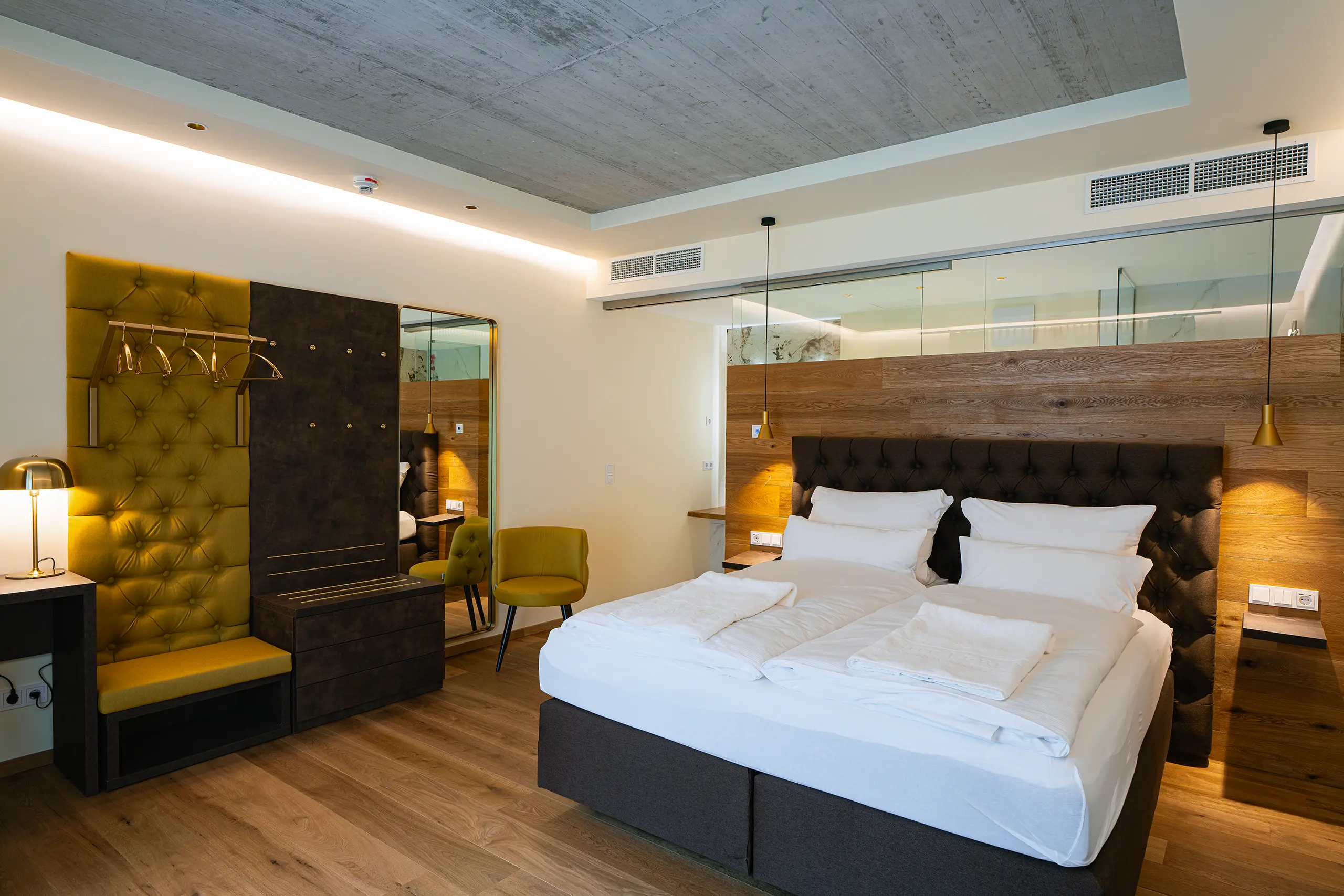 Superior-Zimmer 21 im Neubau mit Doppelbett und indirekt beleuchteter Decke