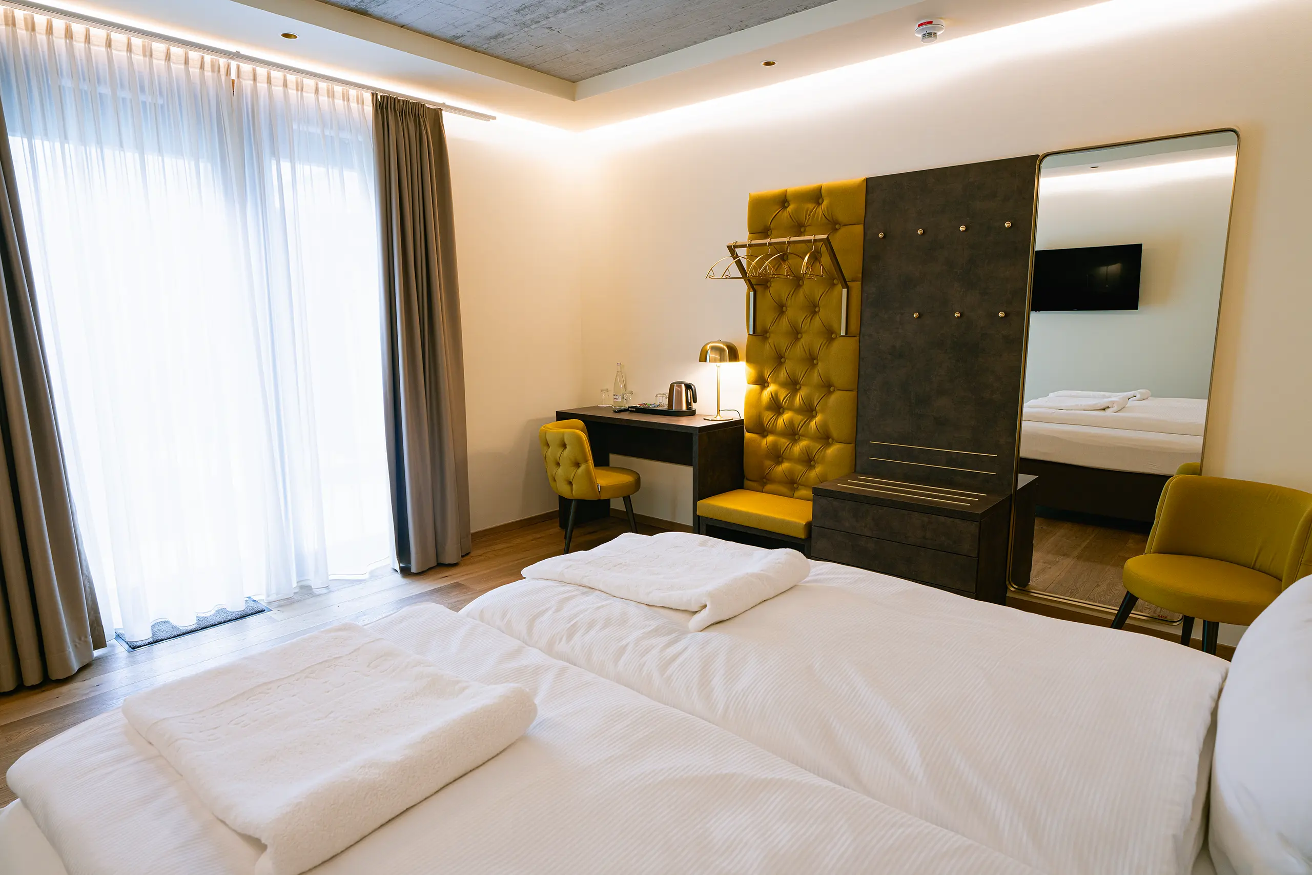 Superior-Zimmer 21 im Neubau mit Doppelbett, Vorhängen und Schreibtisch