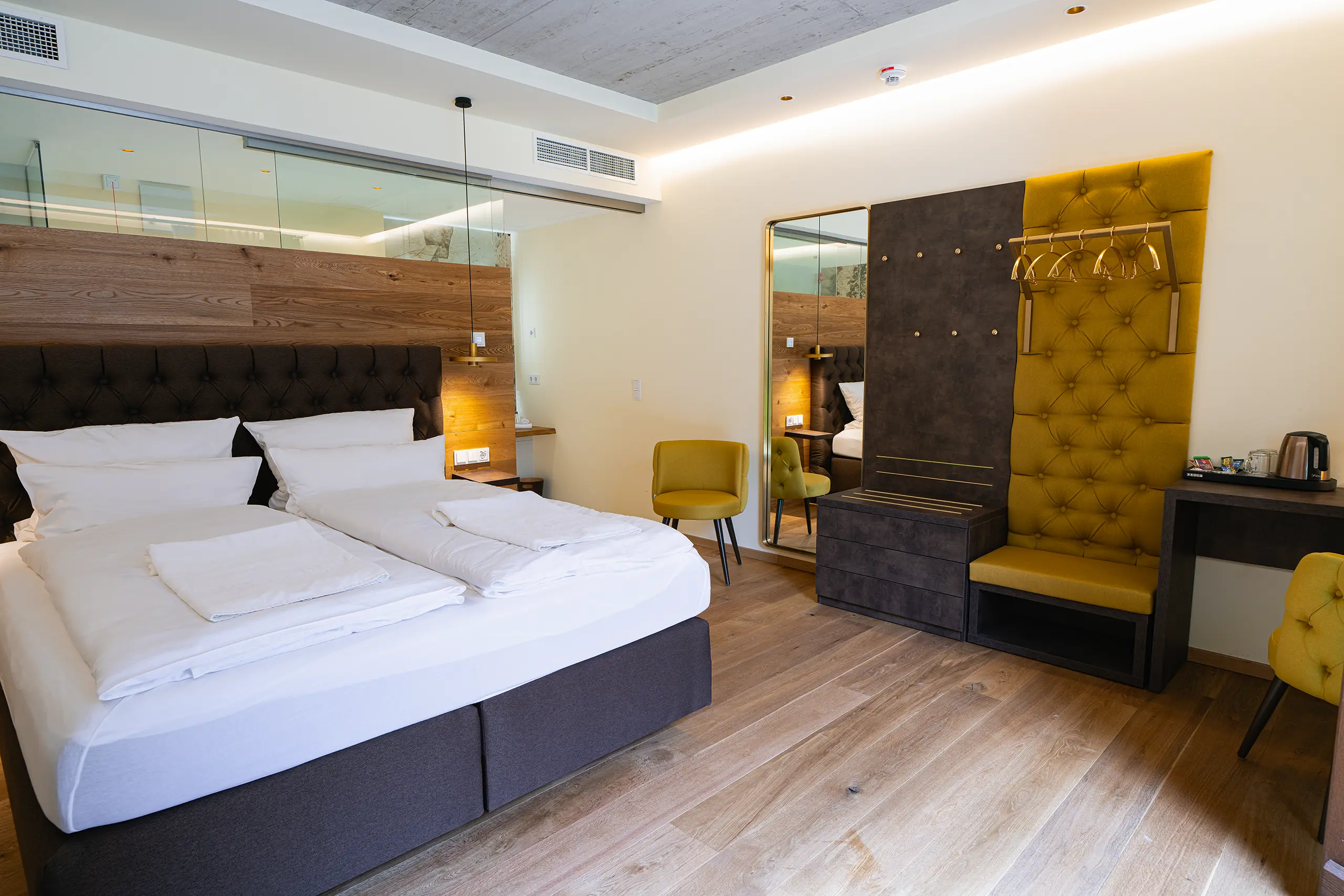 Superior-Zimmer 22 im Neubau mit Doppelbett, Spiegel und Kleiderhaken