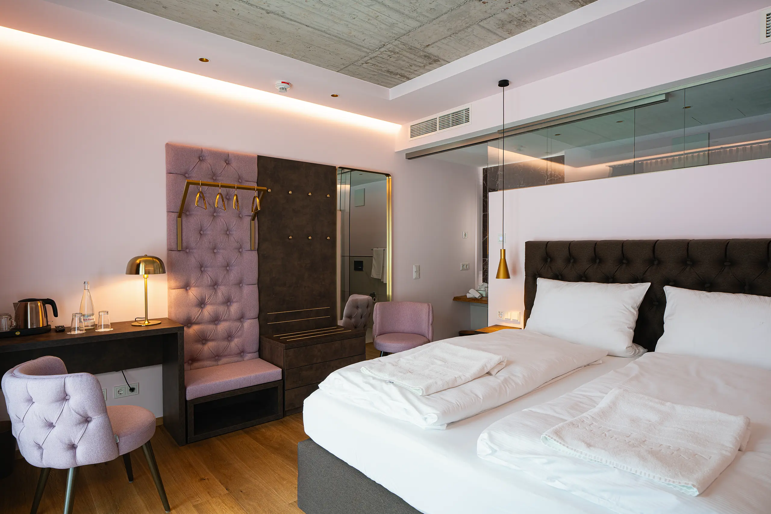 Superior-Zimmer 25 im Neubau mit Doppelbett, Sessel und Schreibtisch