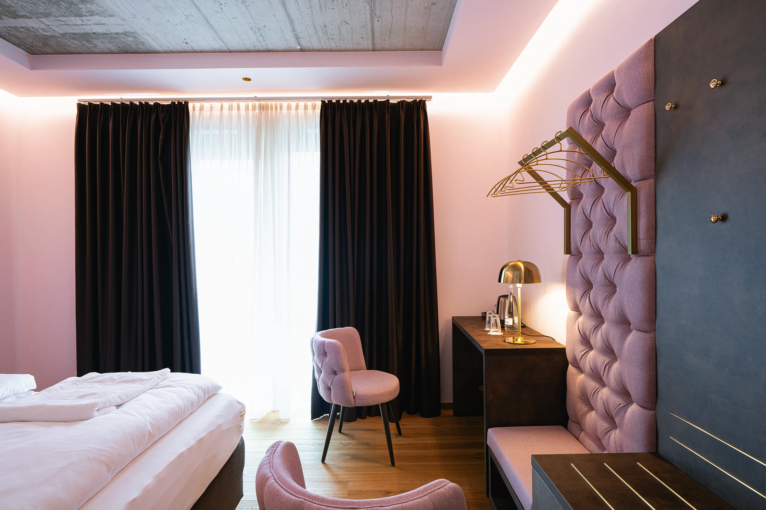 Superior-Zimmer 25 im Neubau mit Doppelbett, Sitzecke und Kleiderhaken