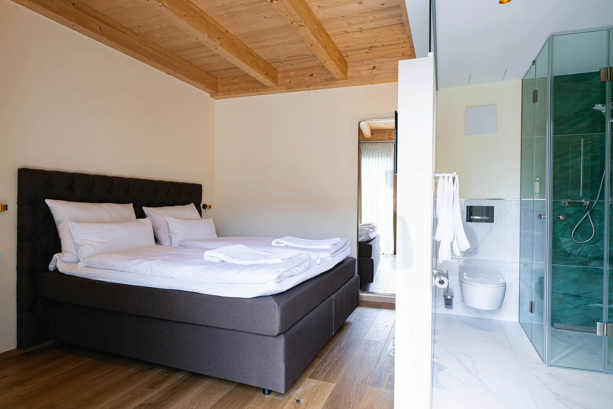 Superior-Zimmer 27 im Neubau mit Doppelbett, Holzdecke und Blick ins Bad