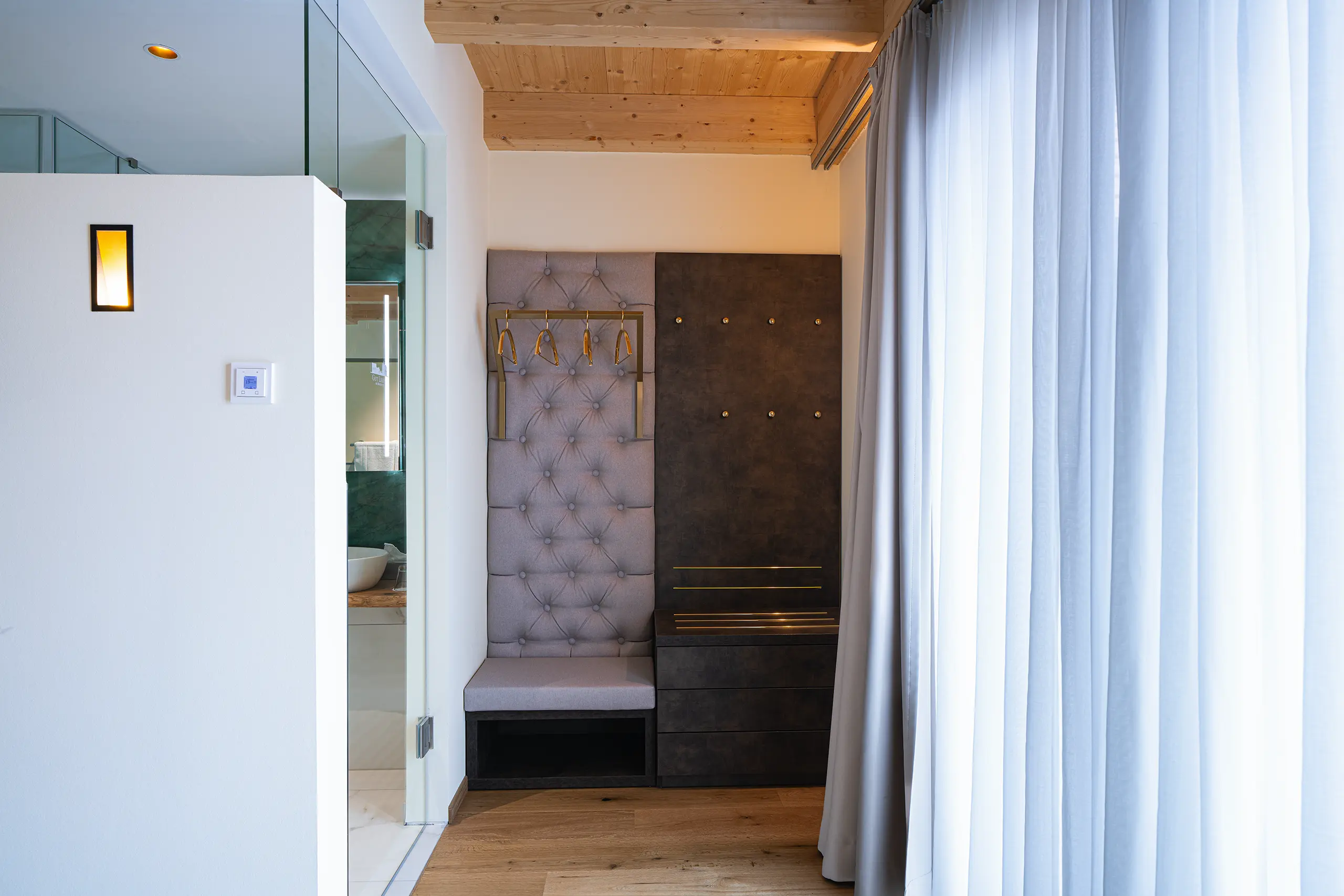 Superior-Zimmer 27 im Neubau mit Glasdusche, Vorhängen und Kleiderhaken