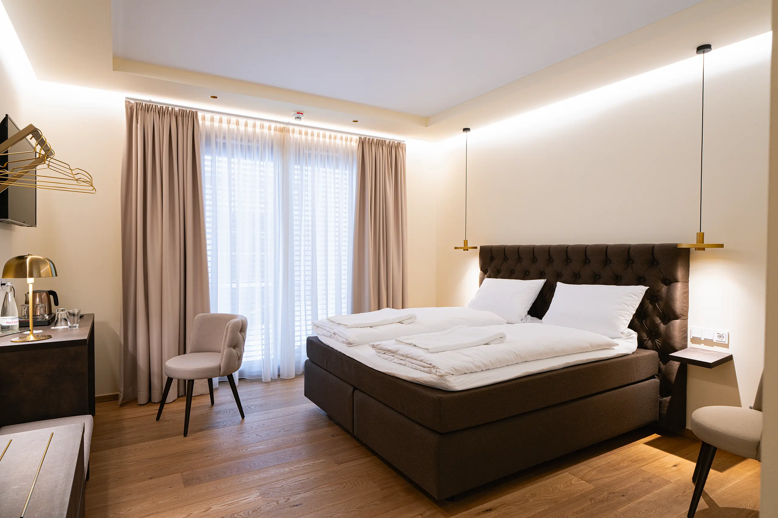 Superior-Zimmer 32 im Neubau mit Doppelbett, Vorhängen und Sessel