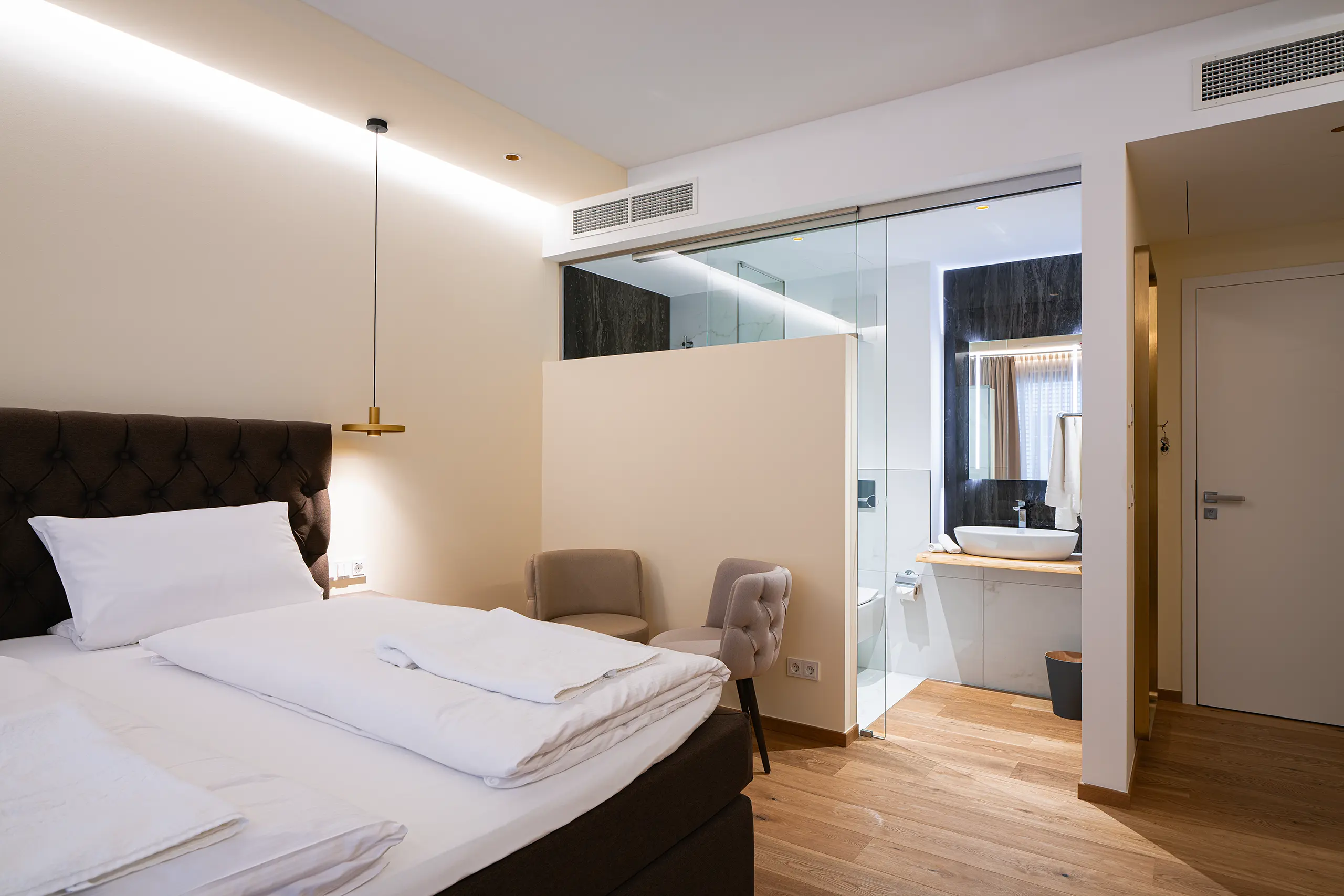 Superior-Zimmer 32 im Neubau mit Doppelbett und Blick ins Badezimmer