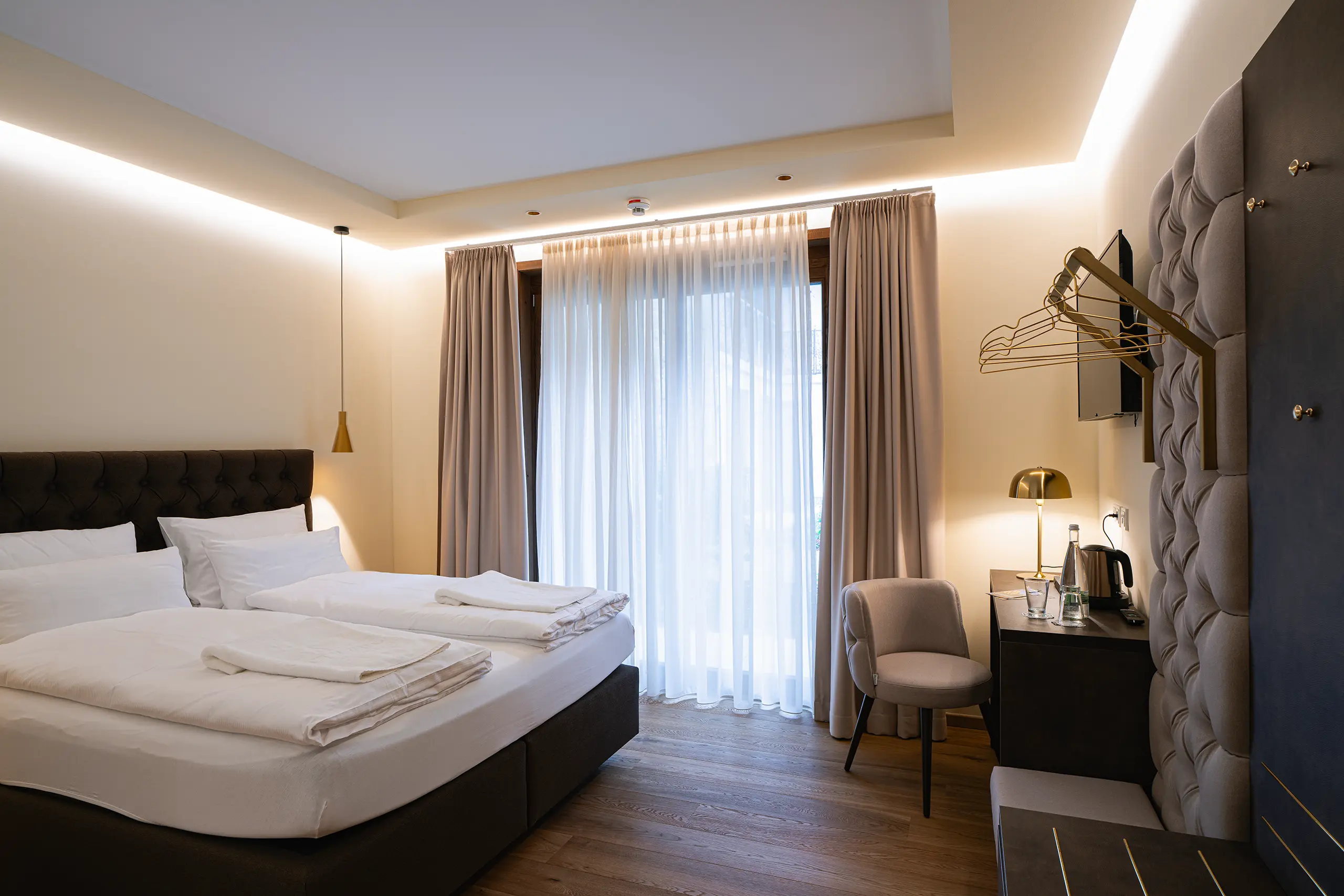 Superior-Zimmer 33 im Neubau mit Doppelbett, Vorhängen und Sessel