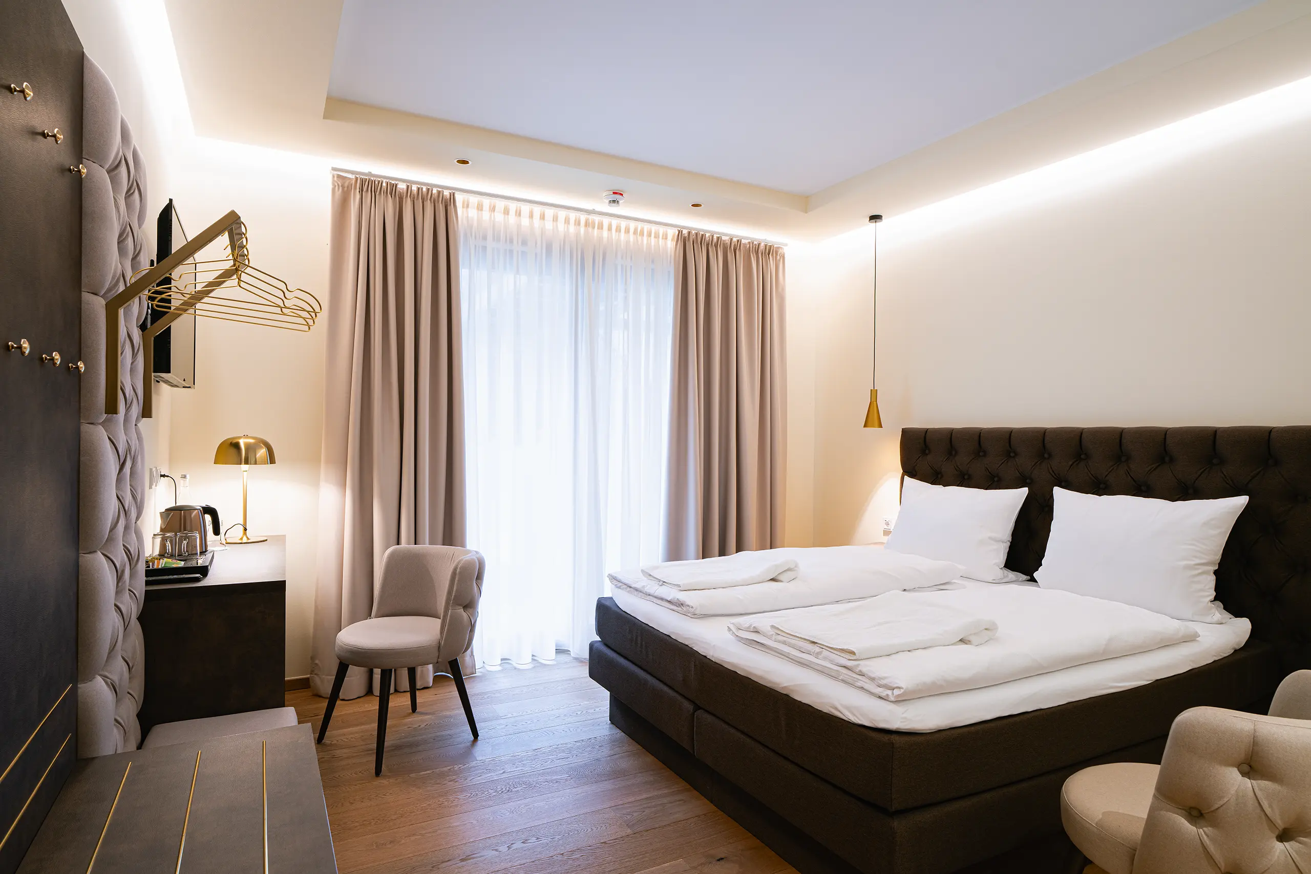 Superior-Zimmer 34 im Neubau mit Doppelbett, Vorhängen und Sessel