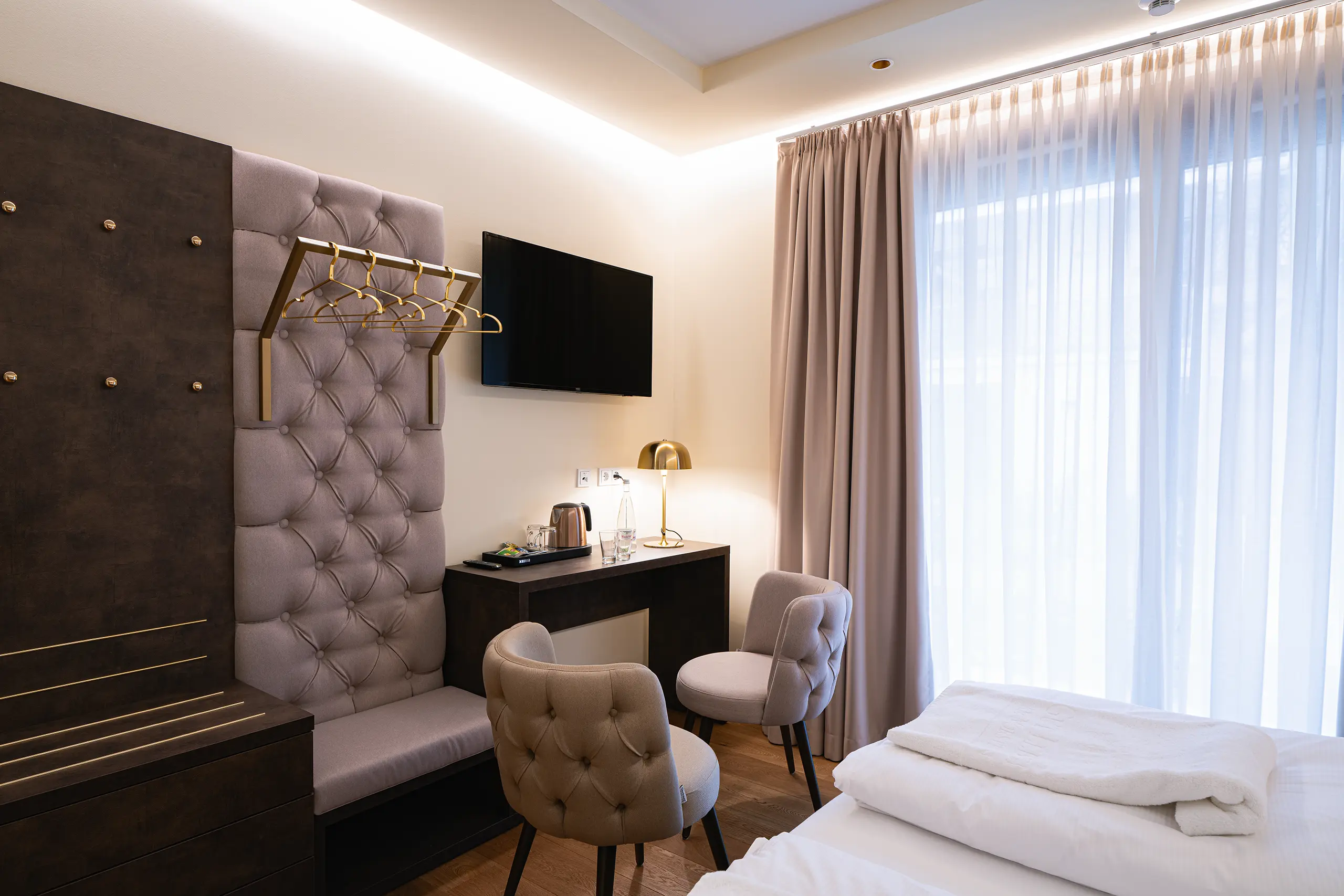Superior-Zimmer 34 im Neubau mit Doppelbett, Schreibtisch und gepolsterter Wand