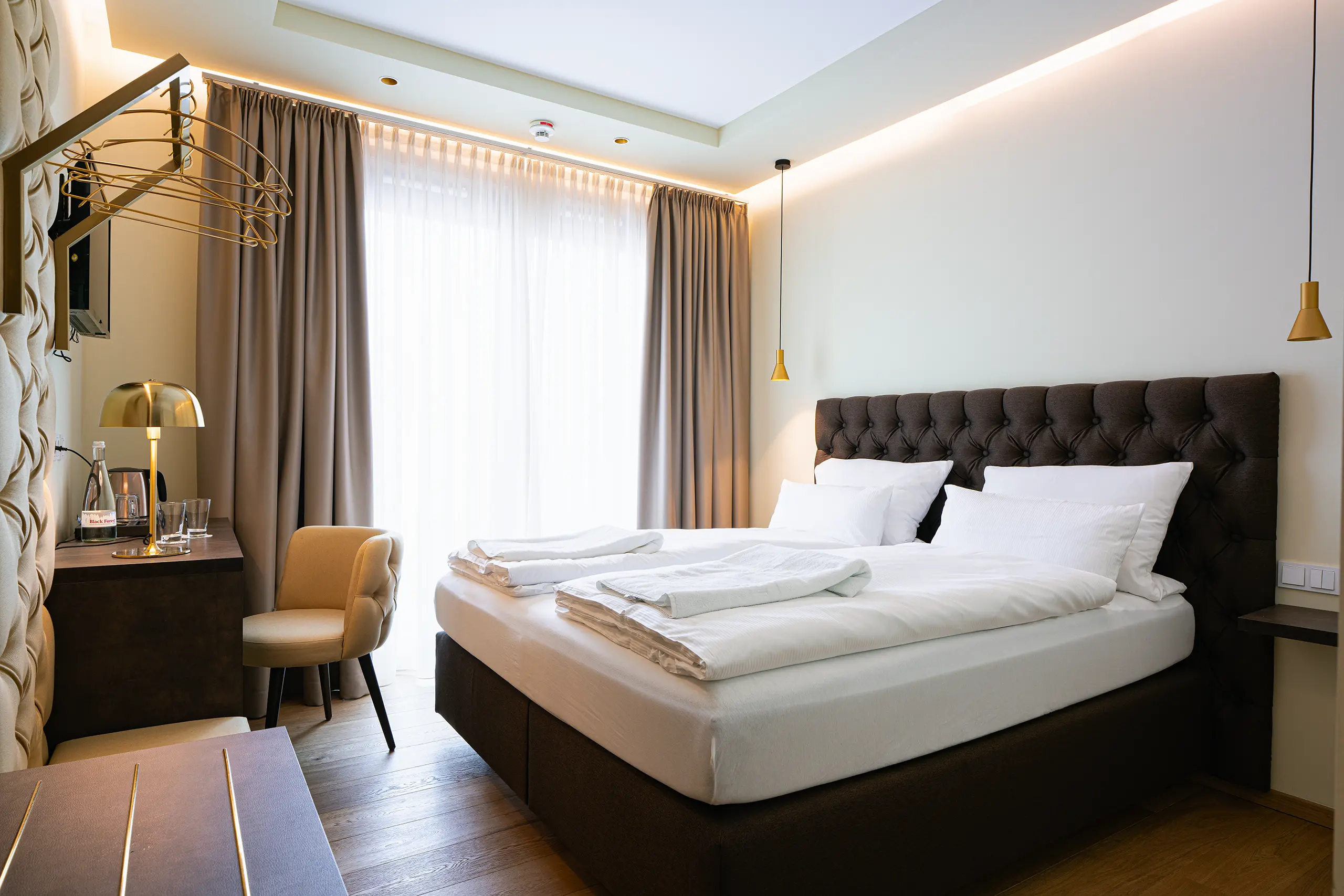 Superior-Zimmer 35 im Neubau mit Doppelbett, Vorhängen und Sitzecke