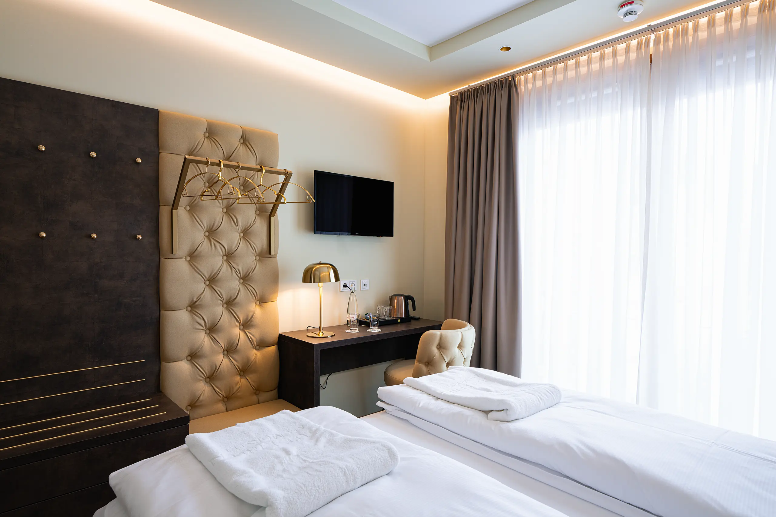 Superior-Zimmer 35 im Neubau mit Doppelbett, Schreibtisch und Bildschirm