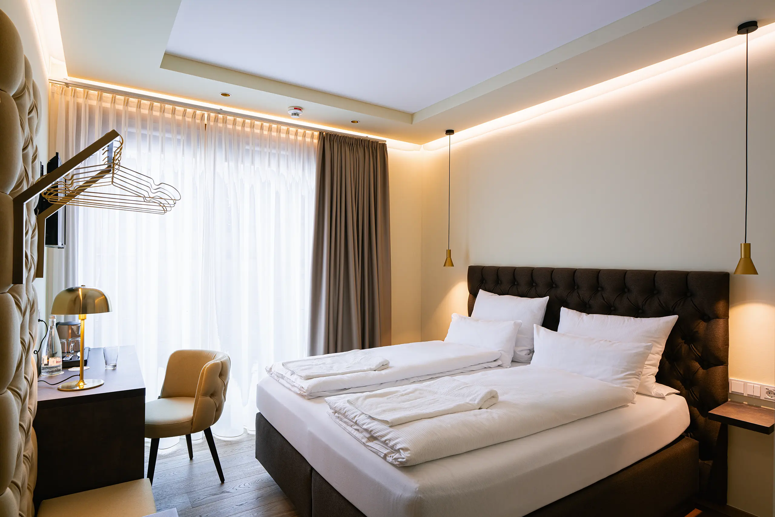 Superior-Zimmer 37 im Neubau mit Doppelbett, Vorhängen und Sessel