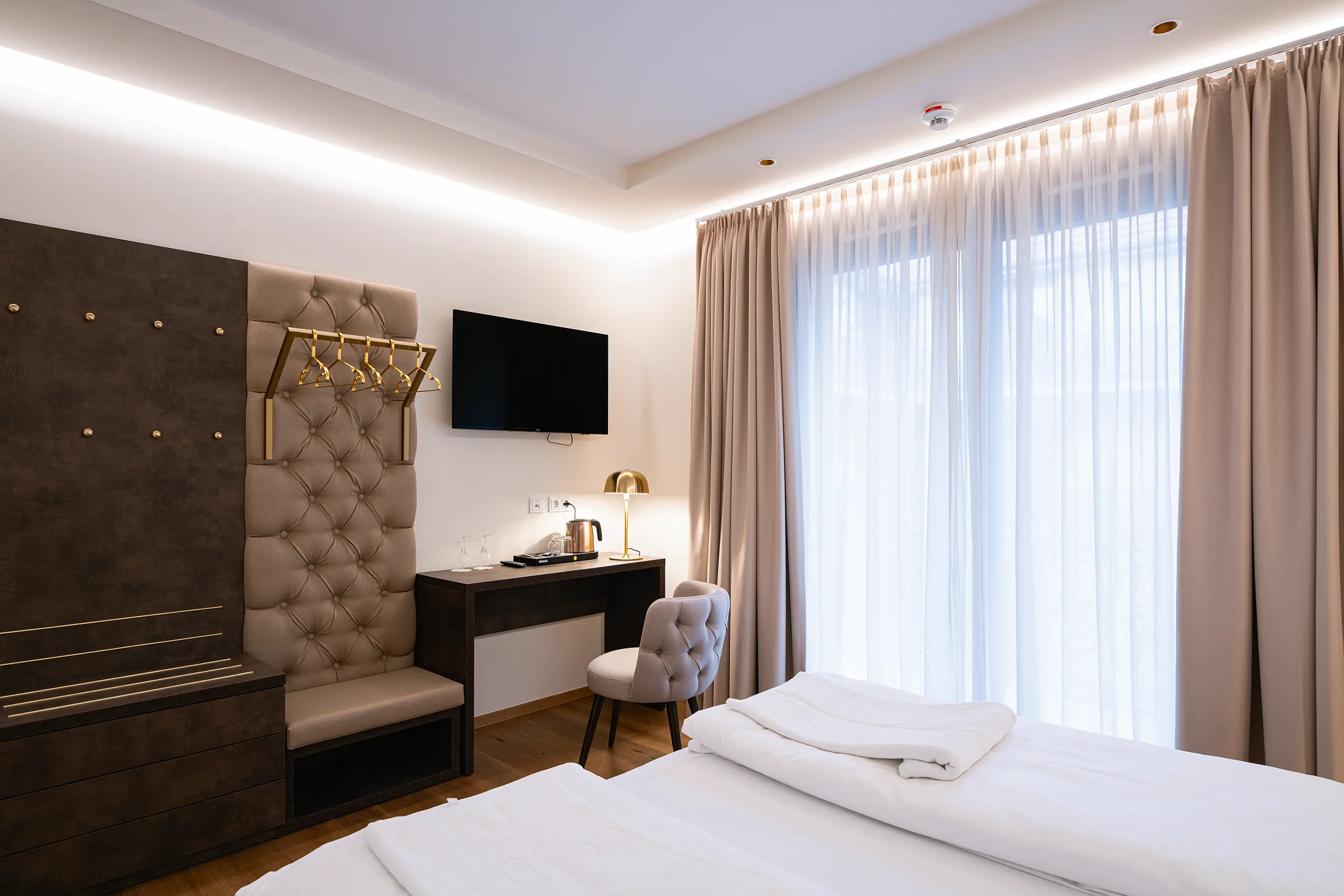 Superior-Zimmer 39 im Neubau mit Doppelbett, Schreibtisch und gepolsterter Wand