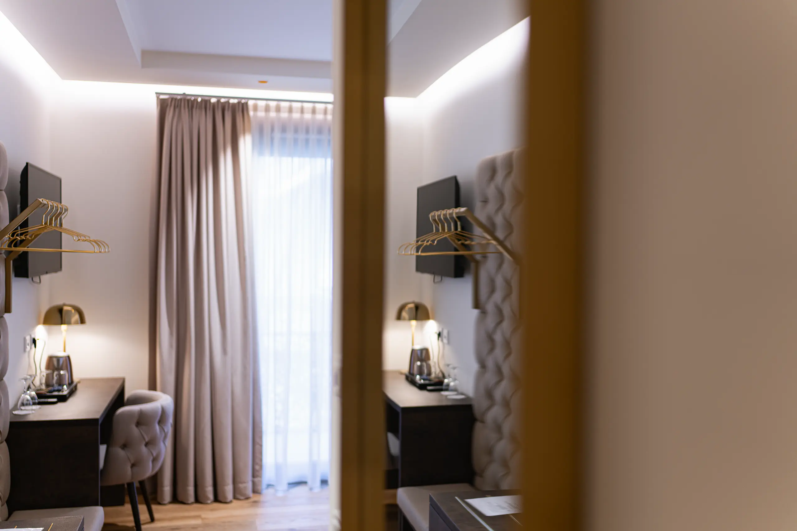 Superior-Zimmer 39 im Neubau mit Doppelbett, Schreibtisch und Fenster