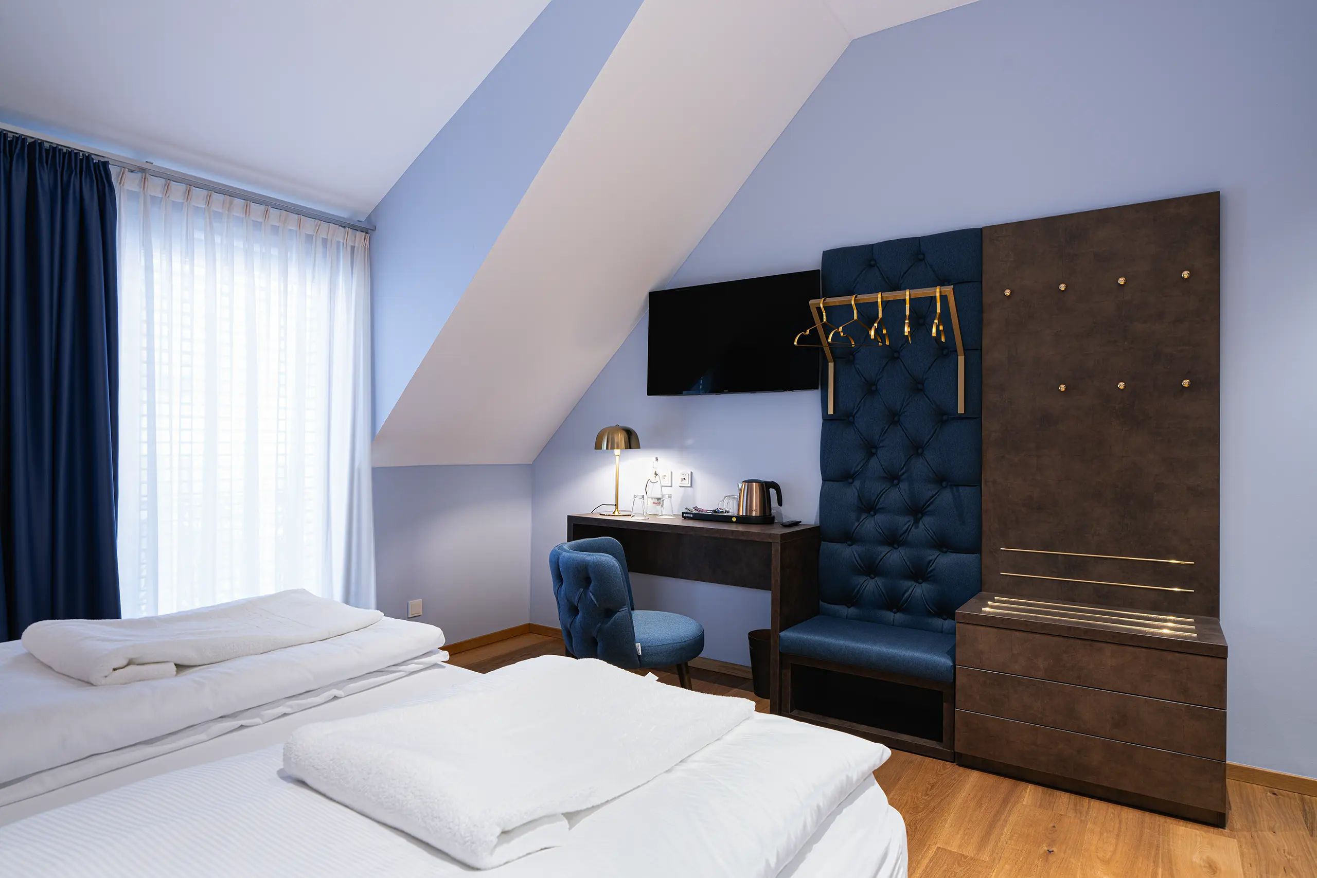 Superior-Zimmer 42 im Neubau mit Doppelbett, Schreibtisch und blauer Wand