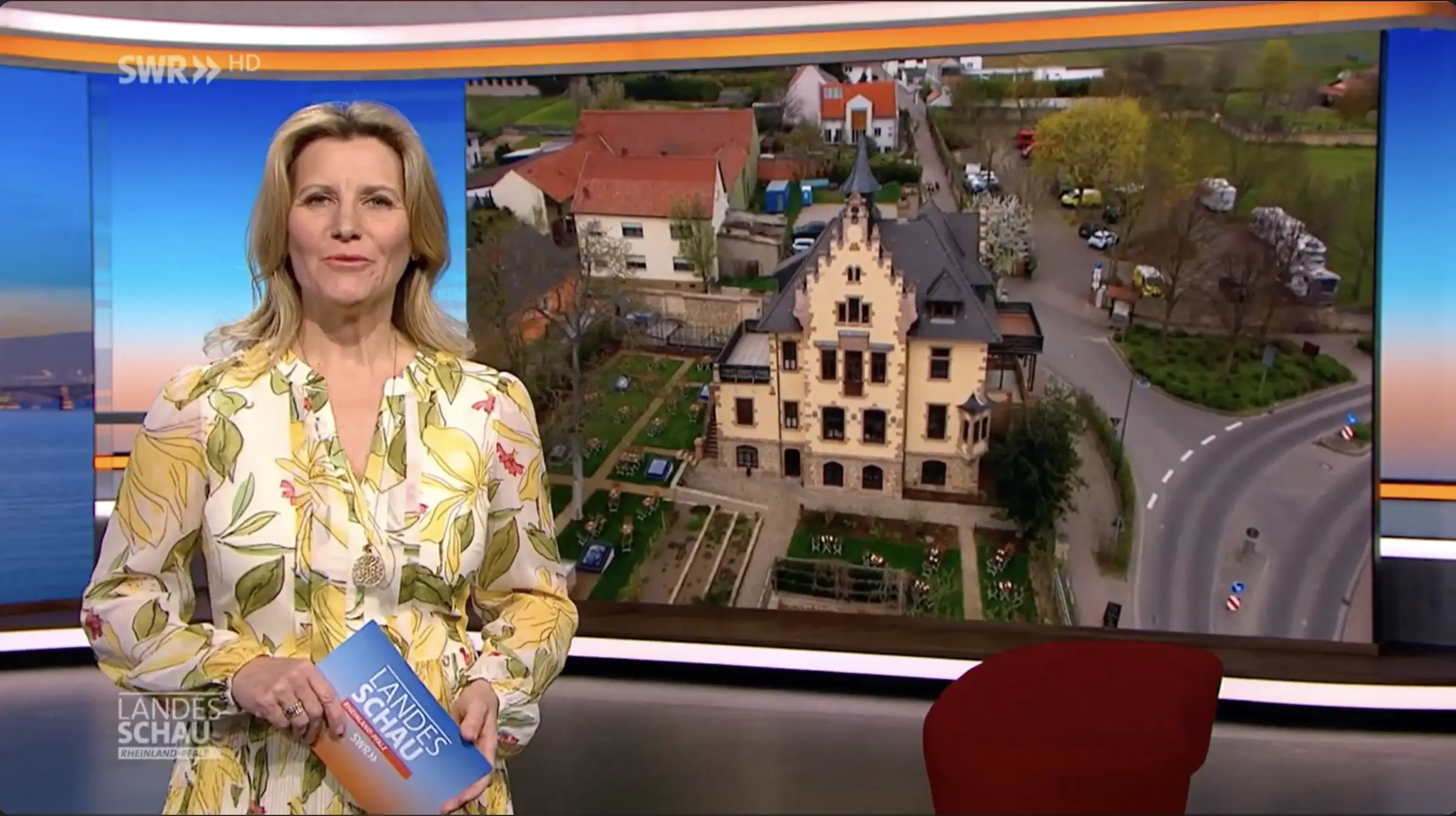 Moderatorin im SWR-Studio mit Luftbild des Schlösschens, Vorschaubild zum Fernsehbeitrag