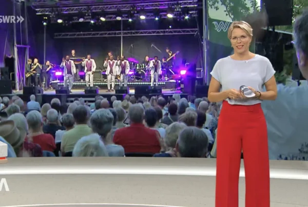 SWR-Moderatorin vor Konzertbühne mit Publikum, Vorschaubild zum Fernsehbeitrag